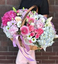 Композиция солнечный день в Челбасской Цветочная композиция из Розы, Хризантемы, Пионы и Лизиантусы в корзине в Челбасской