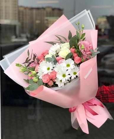 Букет цветов из: Розы, Лизиантусы и Хризантемы в Челбасской